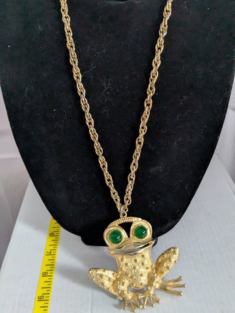Vintage Gold Tone Large Green Eyed Frog Pendant Necklace